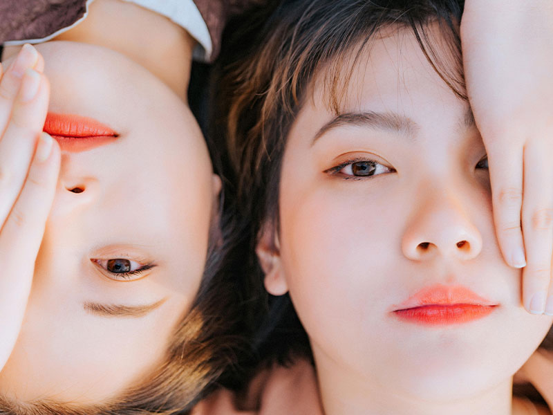 Mech na dachu – skąd się bierze i jak go skutecznie usunąć z dachu?