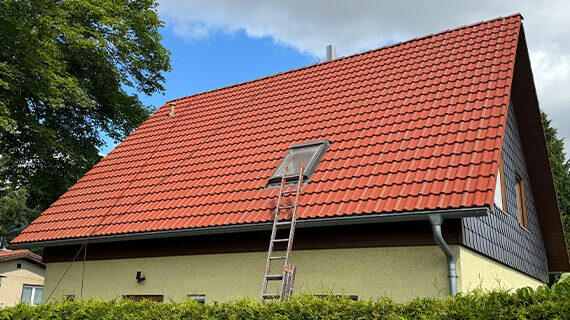 wyczyszczona dachówka w domu jednorodzinnym