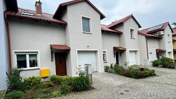 Malowanie elewacji domów szeregowych przed po