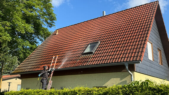 dach w trakcie czyszczenia