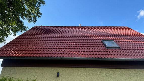 renowacja dachu - czyszczenie i malowanie