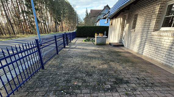 usuwanie-mchu-brudu-z-kostki-brukowej usuwanie mchu grzybów z kostki brukowej