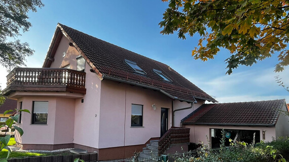 Dach przed czyszczeniem efekt malowania i czyszczenia dachu