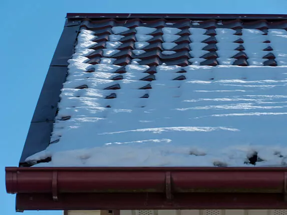 odśnieżanie dachu