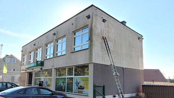 Malowanie elewacji budynku przed i po