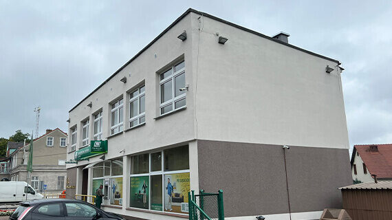 Malowanie elewacji budynku przed i po