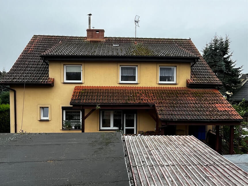 przed czyszczeniem dachu szczecin efekty czyszczenia dachu w szczecinie