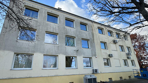 Mycie i malowanie elewacji przed/po w Mławie