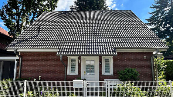 Czyszczenie dachu w Poczdamie przed po