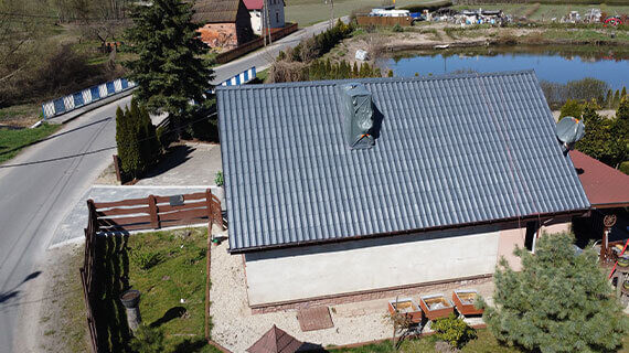 Osiecznica - malowanie dachu przed / po