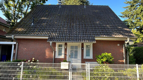 Czyszczenie dachu w Poczdamie przed po