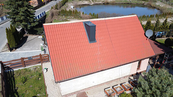 Osiecznica - malowanie dachu przed / po