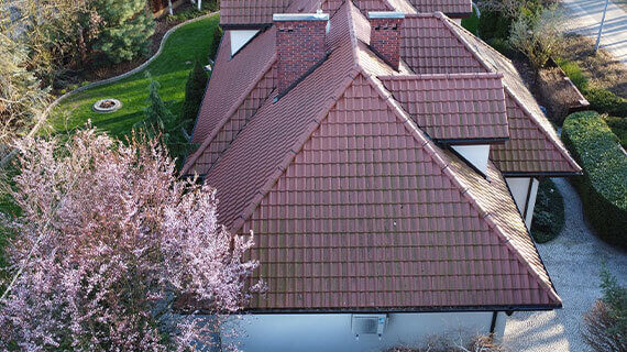 Mycie dachu pod niskim ciśnieniem