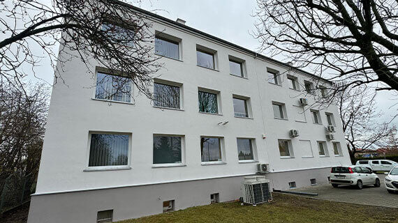 Mycie i malowanie elewacji przed/po w Mławie