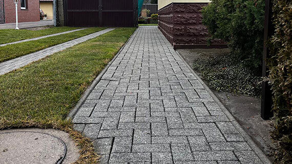 Efekt mycia kostki brukowej