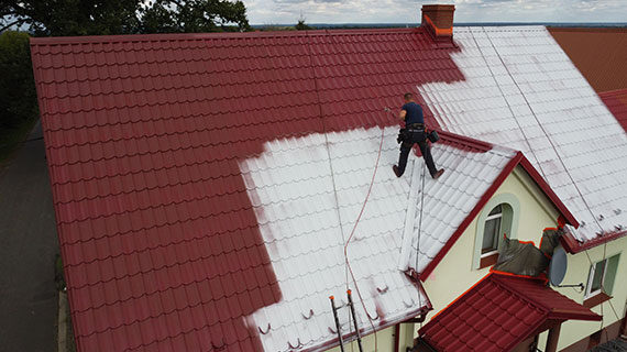 Gruntowanie dachu pod malowanie