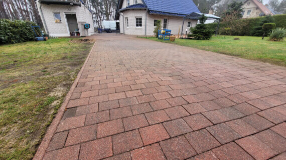 Kostka brukowa przed i po czyszczeniu