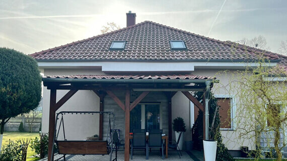 Czyszczenie dachu w Niedoradzu przed po