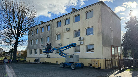Mycie i malowanie elewacji Energa przed/po
