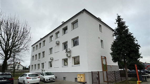 Mycie i malowanie elewacji Energa przed/po