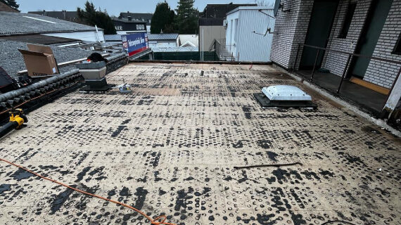 Układanie papy w Ubach-Palenberg przed po