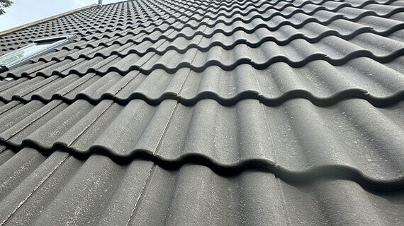 Usuwanie zabrudzeń z dachu przed po