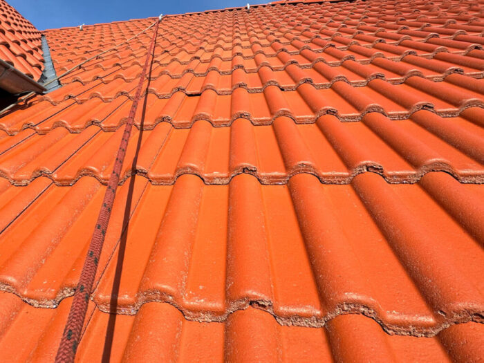 dach przed malowaniem dach po malowaniu farbą tectoniq