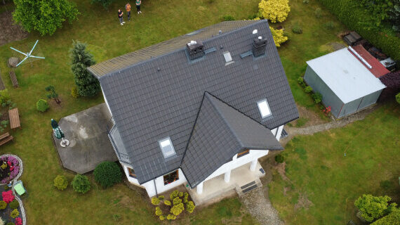 Dach przed czyszczeniem i malowaniem - Bolesławice Mycie i malowanie dachu w Bolesławicach - przed i po