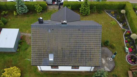 Dach przed czyszczeniem i malowaniem w Bolesławicach Dach przed czyszczeniem i malowaniem w Bolesławicach