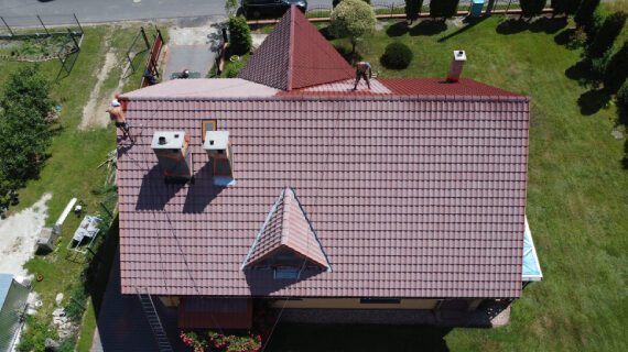Malowanie dachu przed i po w Bojadłach