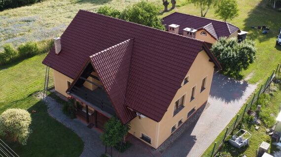 Malowanie dachu w Bojadłach - przed i po