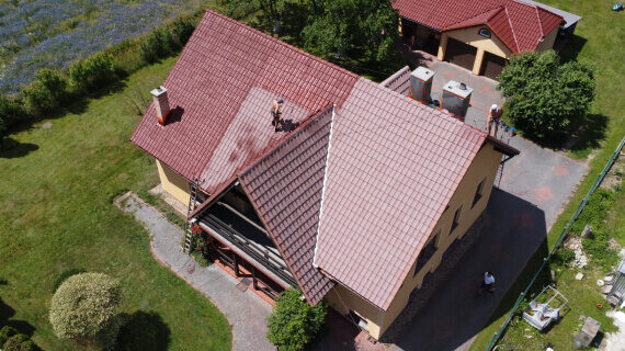 Malowanie dachu w Bojadłach - przed i po