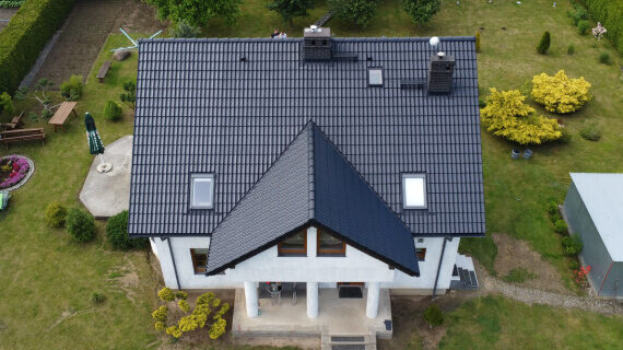 Po dwukrotnym malowaniu dachu w Bolesławicach Mycie i malowanie dachu w Bolesławicach - przed i po