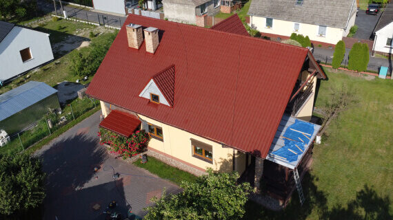 Malowanie dachu przed i po w Bojadłach