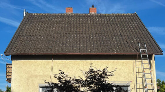 Przed czyszczeniem i malowaniem dachu w Frankenthal Mycie i malowanie dachu w Frankenthal