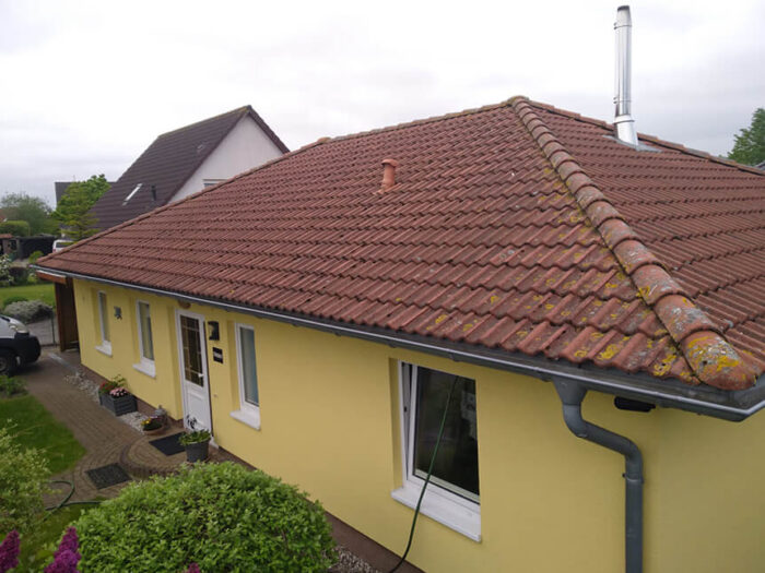 dach-przed-malowaniem Malowanie dachu na kolor Anthrazit