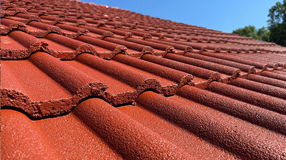 Dach pomalowany dwukrotnie na kolor klasycznie czerwony Dach pomalowany dwukrotnie na kolor klasycznie czerwony