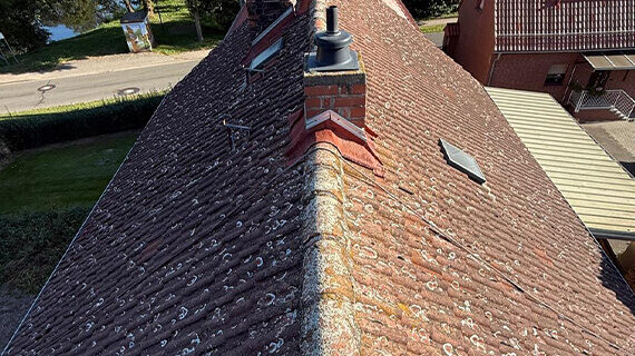 Przed myciem i malowanie dachu - Dessau-Rosslau Mycie i malowanie dachu w Dessau-Rosslau - przed/po