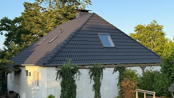 Malowanie dachu przed i po Windeby