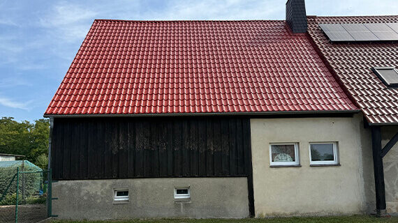 Dach po dwukrotnym malowaniu Kodersdorf Malowanie dachu - przed i po w Kodersdorf