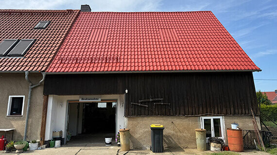 Dwukrotnie pomalowany dach na czerwony (Klassikrot) - Kodersdorf Dwukrotne malowanie dachu Kodersdorf