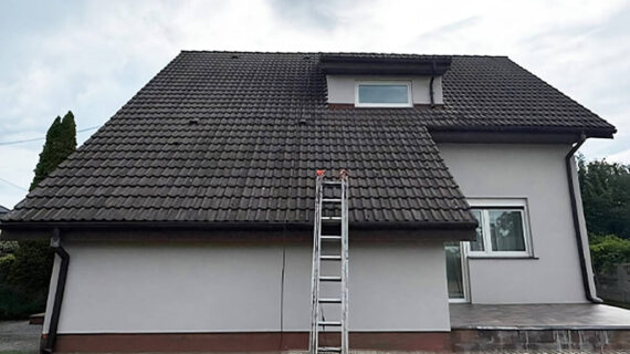 malowanie dachu w modrzycach przed i po