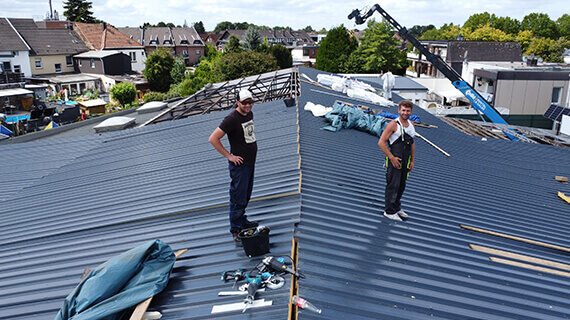 Renoskam podczas pracy - wymiana dachu w Übach-Palenberg Renoskam podczas pracy - wymiana dachu w Übach-Palenberg