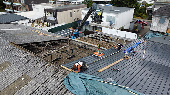 Demontaż starego dachu i montaż nowych płyt warstwowych