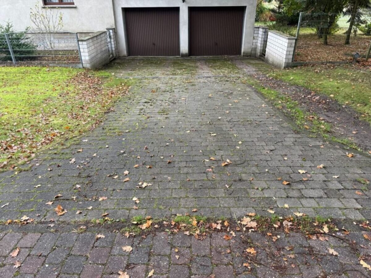 Przed czyszczeniem kostki brukowej w Nennhausen Przed czyszczeniem kostki brukowej w Nennhausen