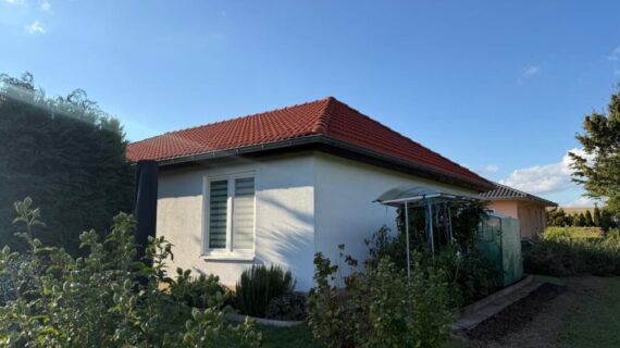 Po malowaniu dachu Sömnitzer Ring, Jahnatal-2 Mycie dachu w Jahnatal - przed / po