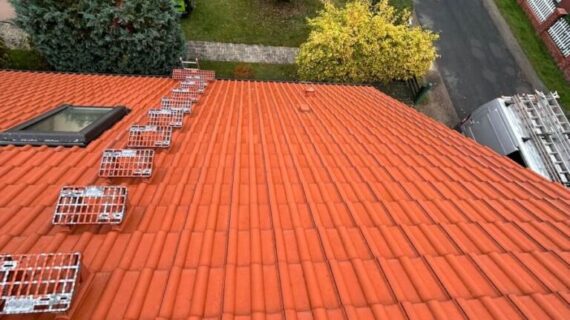 Czyszczenie dachu w Möser - po Czyszczenie dachu w Möser - przed i po