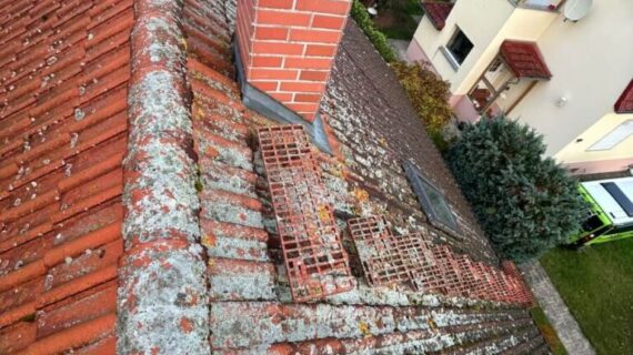 Czyszczeniem dachu Möser - przed Möser - czyszczenie dachu przed i po