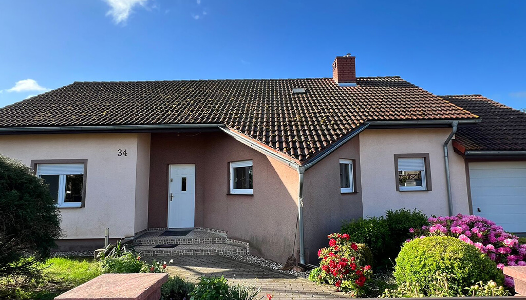 Efekt czyszczenia dachu - zdjęcia przed i po usunięciu mchu z dachówki