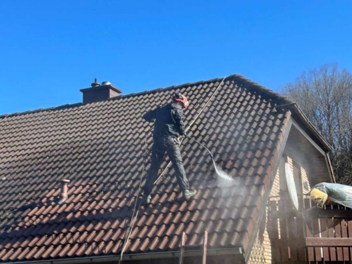 Podczas czyszczenia i impregnacji dachu w Hainichen Podczas czyszczenia i impregnacji dachu w Hainichen